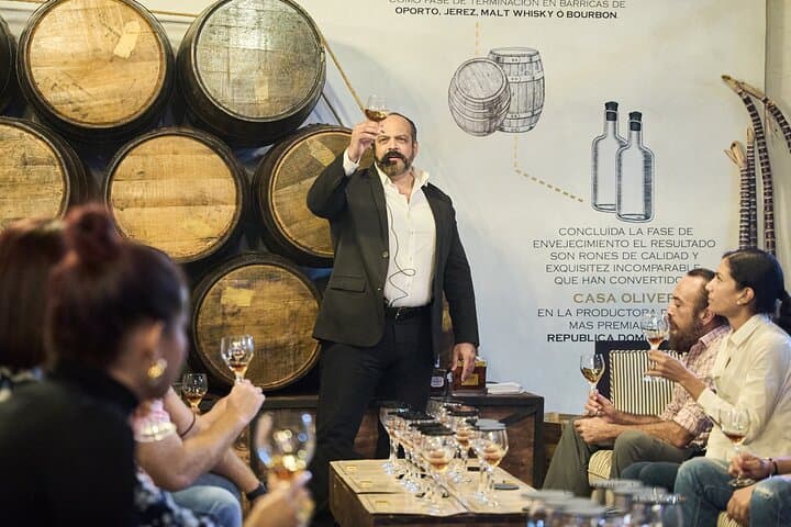 Clase Magistral de Ron Dominicano: Degustación Oliver, Artesanía de Caña de Azúcar y Cultura Taína - 6