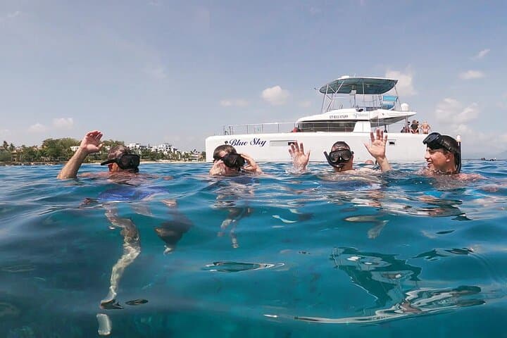Amber Cove y Taino Bay: Alquiler Privado de Fiesta en Catamarán Blue Sky con Snorkel - 6